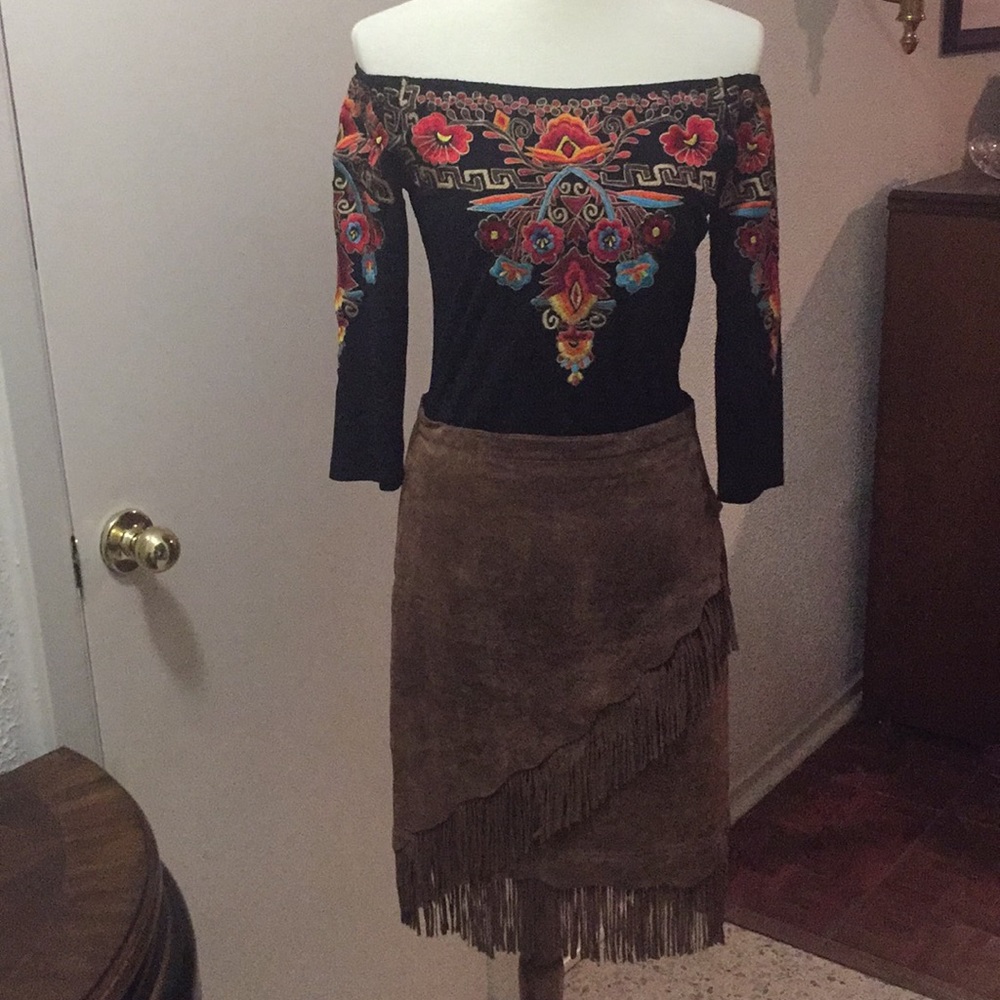 BLK “VINTAGE COLLECTION”embroidered OFF-SHOULDER